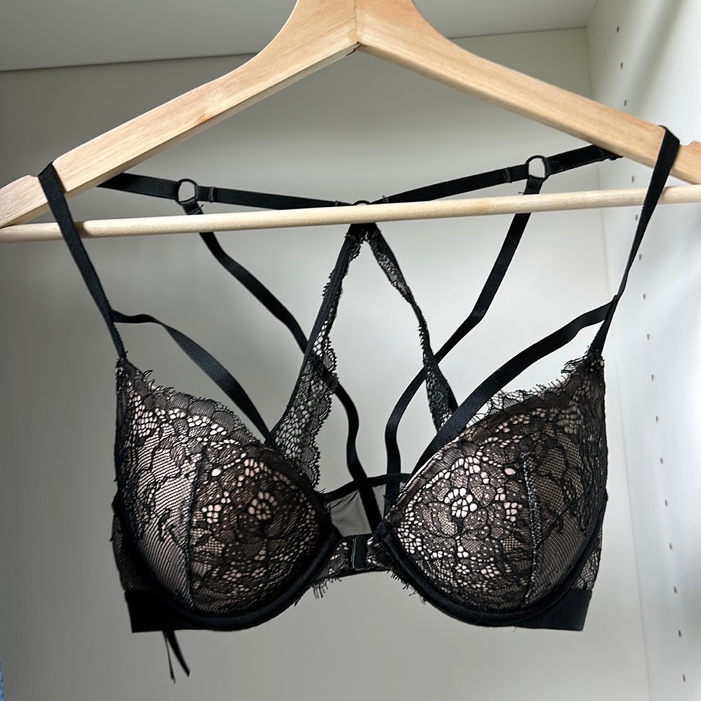 Black very sexy lace push up bra